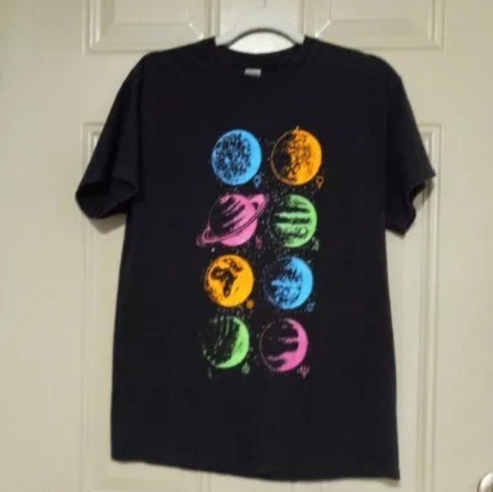 Neon Rainbow Planets Graphic Black T-Shirt Gildan Size M